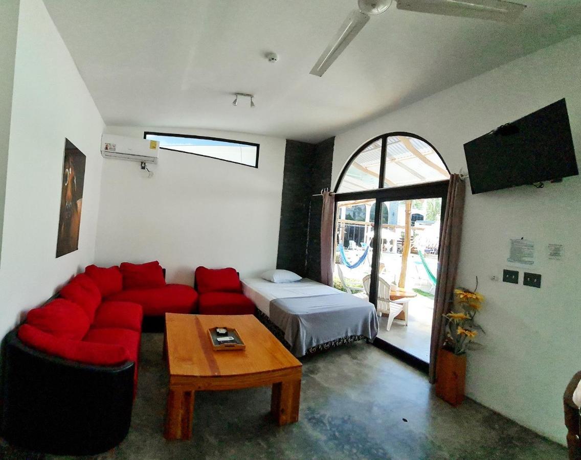 Show Pony Beach Resort And Suites 拉斯拉哈斯 外观 照片