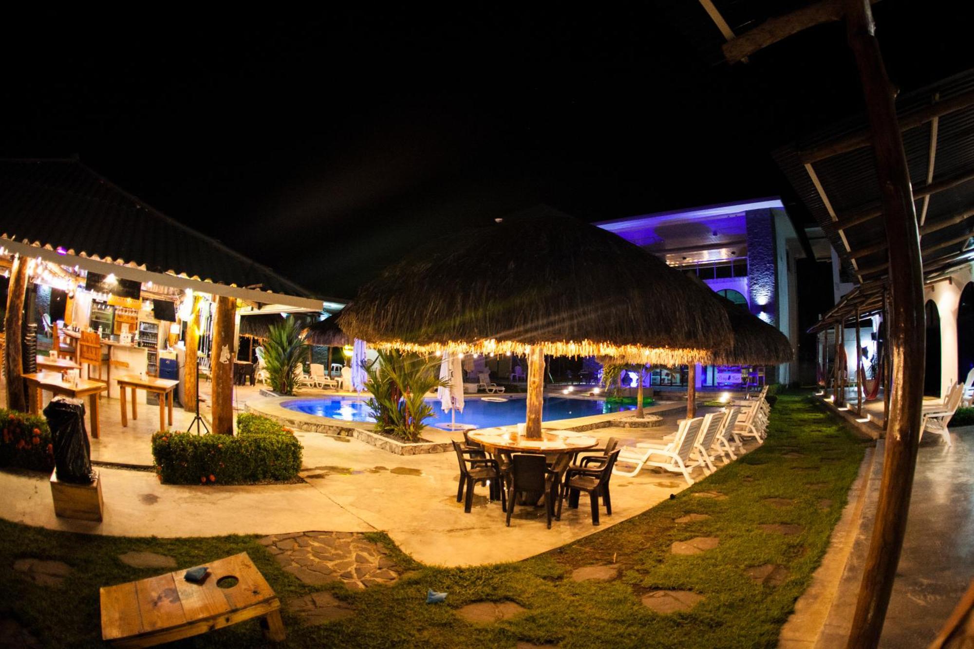 Show Pony Beach Resort And Suites 拉斯拉哈斯 外观 照片