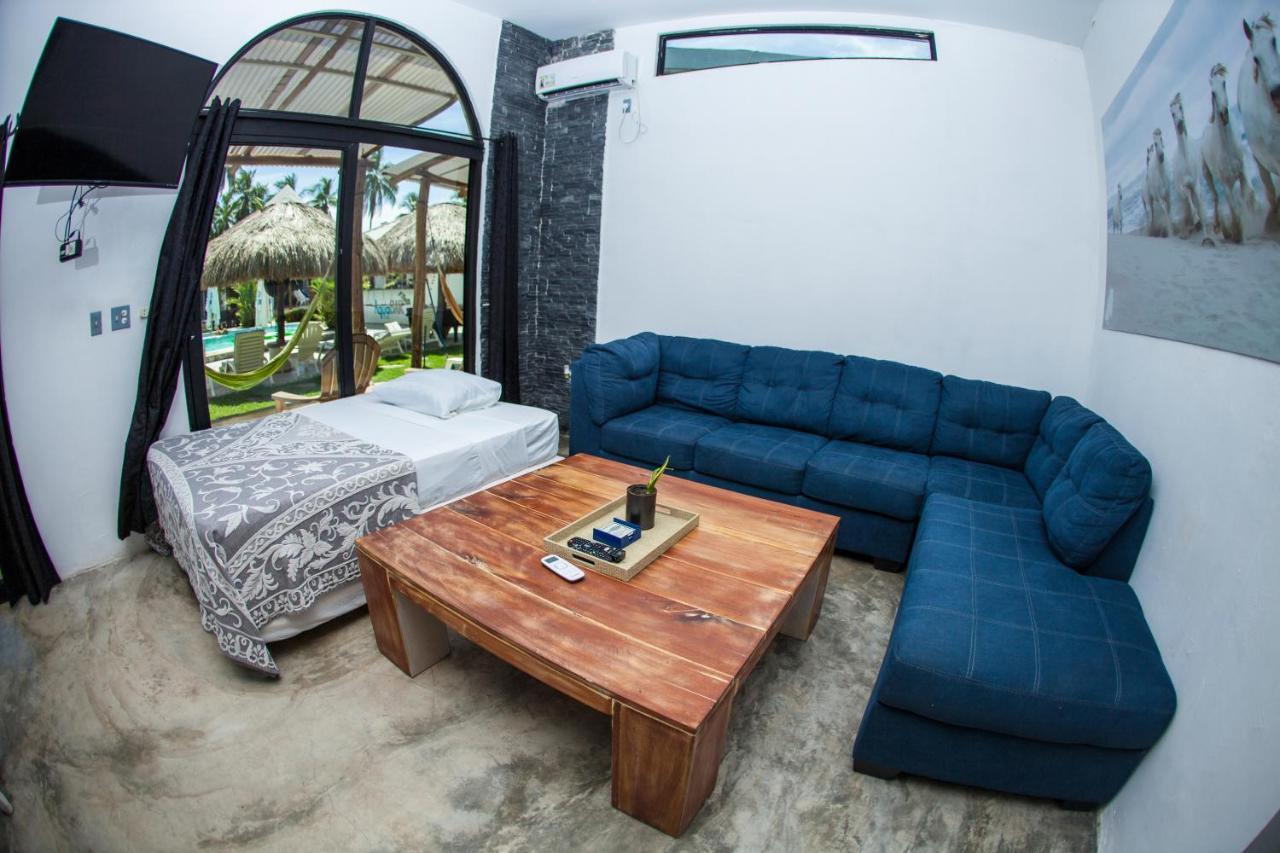 Show Pony Beach Resort And Suites 拉斯拉哈斯 外观 照片