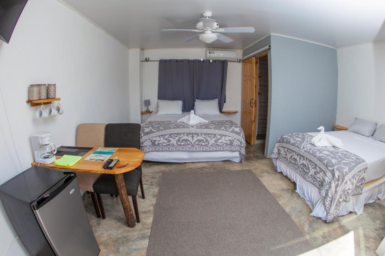 Show Pony Beach Resort And Suites 拉斯拉哈斯 外观 照片